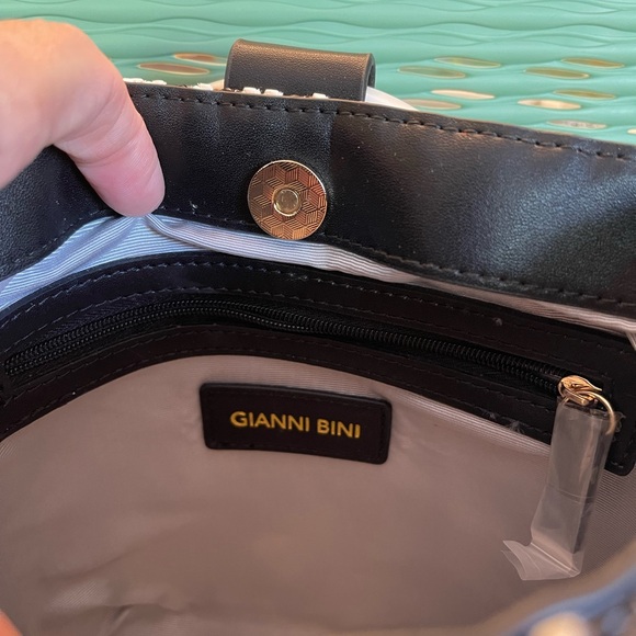 NWOT Gianni Bini Black & White Woven Handbag
Handled Tote/ Shoulder Strap - Picture 7 of 9